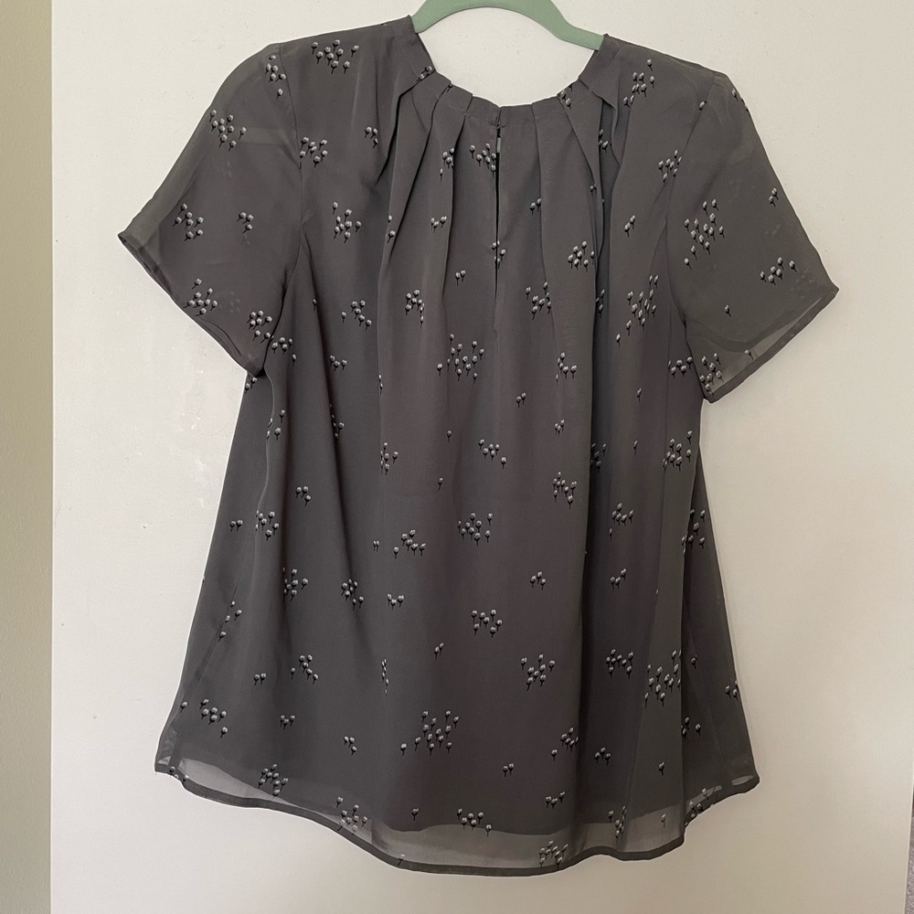 Lovely blouse with small flowers - perfect for work!